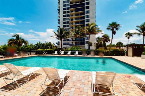 Condominio en venta en Hutchinson Island South, Florida, 3 dormitorios, 175.77 m2 № 860823 - foto 11