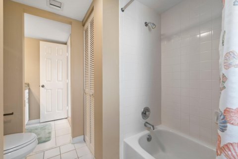 Condominio en venta en Hutchinson Island South, Florida, 3 dormitorios, 175.77 m2 № 860823 - foto 23