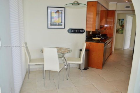 Condo in Sunny Isles Beach, Florida, 2 bedrooms  № 1327684 - photo 13