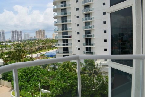 Condo in Sunny Isles Beach, Florida, 2 bedrooms  № 1327684 - photo 11