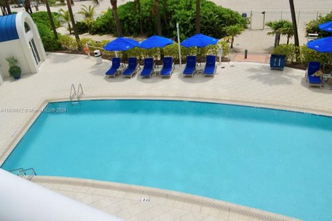 Condo in Sunny Isles Beach, Florida, 2 bedrooms  № 1327684 - photo 15