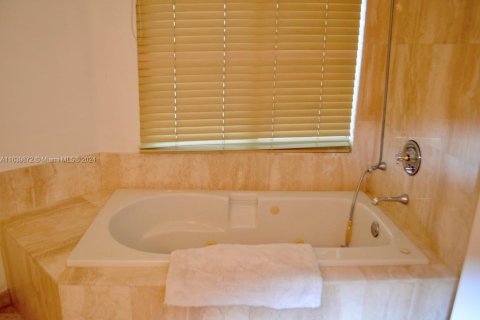 Condo in Sunny Isles Beach, Florida, 2 bedrooms  № 1327684 - photo 27