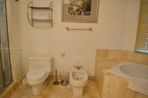 Condo in Sunny Isles Beach, Florida, 2 bedrooms  № 1327684 - photo 8