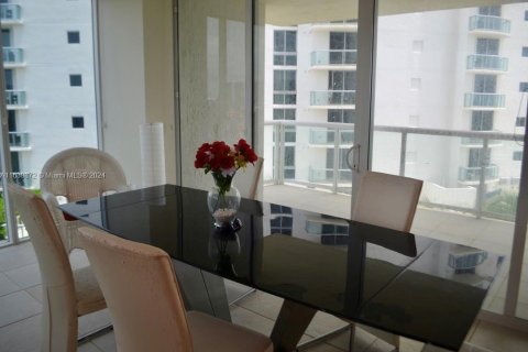 Condo in Sunny Isles Beach, Florida, 2 bedrooms  № 1327684 - photo 22