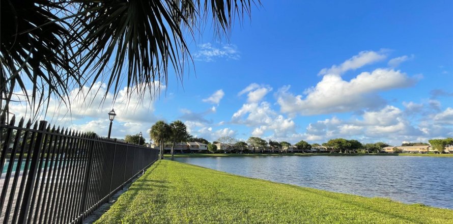 Townhouse in Pembroke Pines, Florida 2 bedrooms, 113.71 sq.m. № 1154623