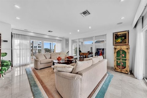 Villa ou maison à vendre à Golden Beach, Floride: 4 chambres, 364.18 m2 № 822370 - photo 13