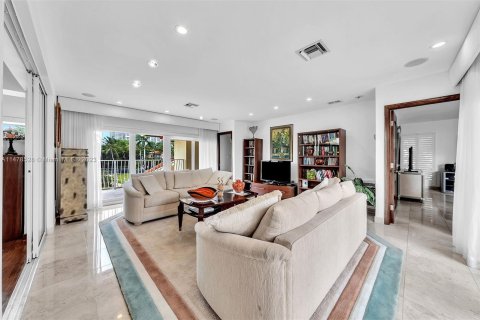Villa ou maison à vendre à Golden Beach, Floride: 4 chambres, 364.18 m2 № 822370 - photo 12