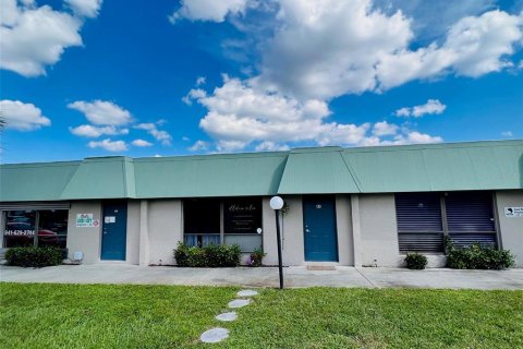 Immobilier commercial à vendre à Port Charlotte, Floride: 61.32 m2 № 719140 - photo 1