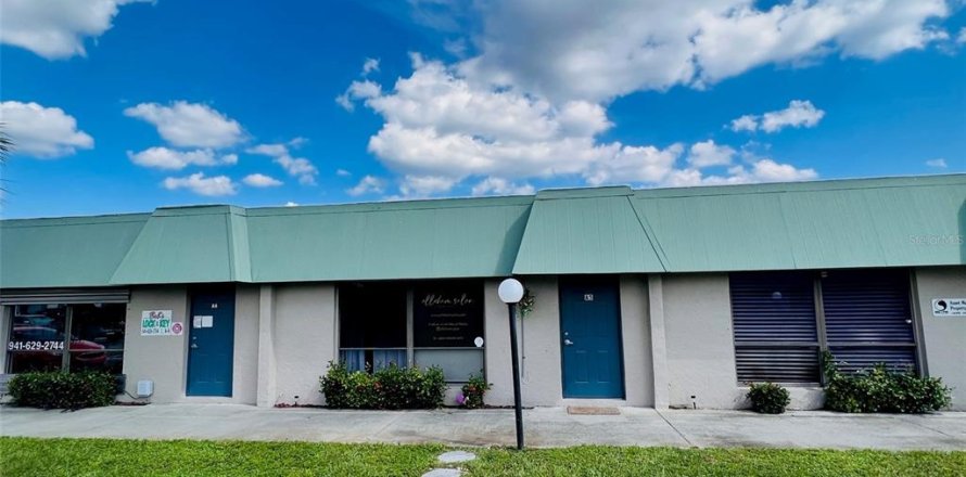 Commercial property in Port Charlotte, Florida 61.32 sq.m. № 719140