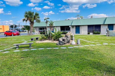 Immobilier commercial à vendre à Port Charlotte, Floride: 61.32 m2 № 719140 - photo 3