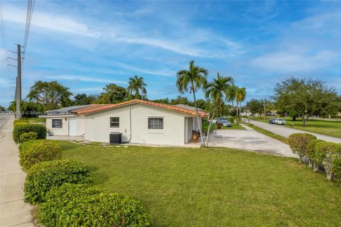 Villa ou maison à vendre à Hialeah, Floride: 6 chambres, 226.31 m2 № 919343 - photo 4