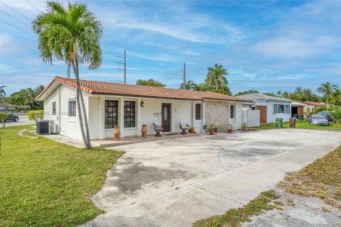 Villa ou maison à vendre à Hialeah, Floride: 6 chambres, 226.31 m2 № 919343 - photo 2