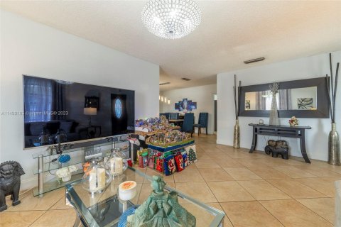 Villa ou maison à vendre à Hialeah, Floride: 6 chambres, 226.31 m2 № 919343 - photo 11