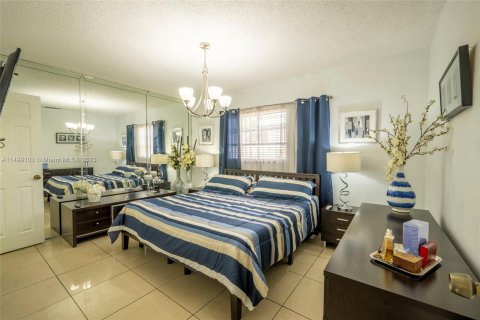 Villa ou maison à vendre à Hialeah, Floride: 6 chambres, 226.31 m2 № 919343 - photo 21