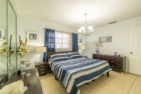 Villa ou maison à vendre à Hialeah, Floride: 6 chambres, 226.31 m2 № 919343 - photo 23