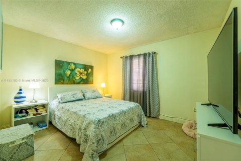 Villa ou maison à vendre à Hialeah, Floride: 6 chambres, 226.31 m2 № 919343 - photo 26