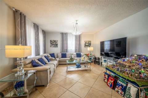 Villa ou maison à vendre à Hialeah, Floride: 6 chambres, 226.31 m2 № 919343 - photo 10
