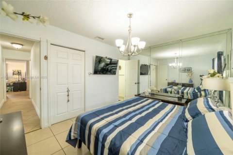 Villa ou maison à vendre à Hialeah, Floride: 6 chambres, 226.31 m2 № 919343 - photo 22