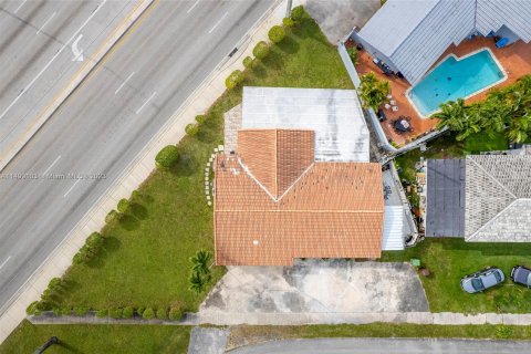 Villa ou maison à vendre à Hialeah, Floride: 6 chambres, 226.31 m2 № 919343 - photo 6