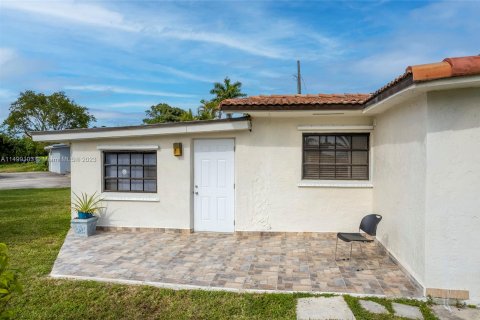 House in Hialeah, Florida 6 bedrooms, 226.31 sq.m. № 919343 - photo 5