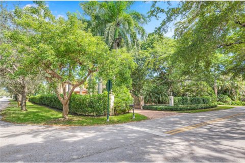 Villa ou maison à vendre à Pinecrest, Floride: 5 chambres, 374.4 m2 № 944365 - photo 8
