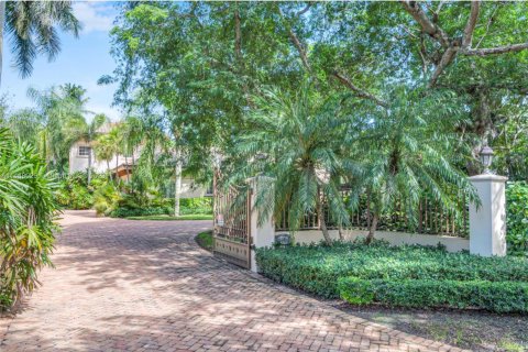Villa ou maison à vendre à Pinecrest, Floride: 5 chambres, 374.4 m2 № 944365 - photo 9