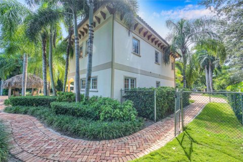 Villa ou maison à vendre à Pinecrest, Floride: 5 chambres, 374.4 m2 № 944365 - photo 18