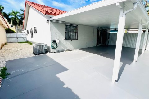 Casa en alquiler en Hialeah, Florida, 3 dormitorios, 119.84 m2 № 1345630 - foto 4