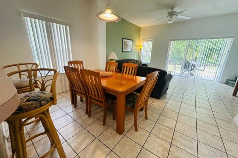 Townhouse in Kissimmee, Florida 3 bedrooms № 1345631 - photo 5