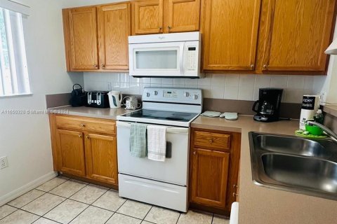 Adosado en venta en Kissimmee, Florida, 3 dormitorios № 1345631 - foto 2