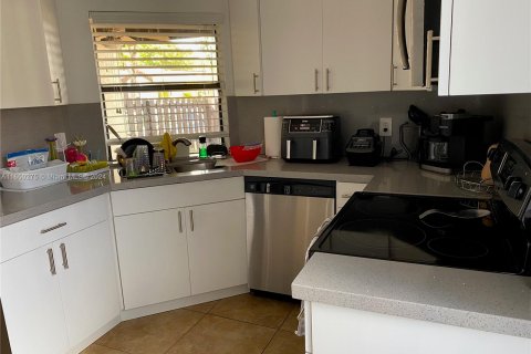 House in Miami, Florida 2 bedrooms, 82.22 sq.m. № 1345629 - photo 2