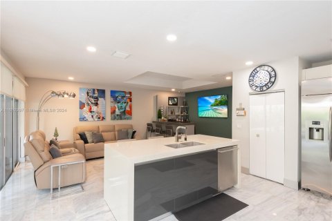 Casa en alquiler en Doral, Florida, 6 dormitorios, 283.54 m2 № 1351926 - foto 16