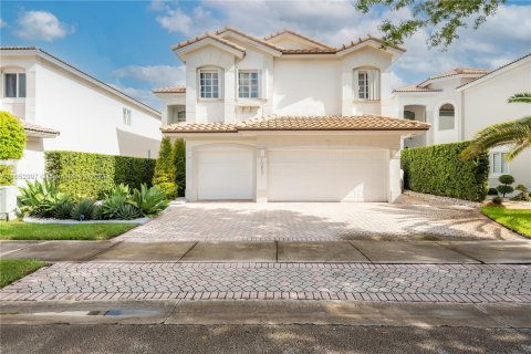 House in Doral, Florida 6 bedrooms, 283.54 sq.m. № 1351926 - photo 1