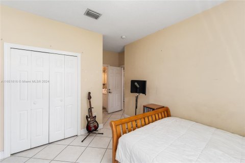 House in Miami, Florida 5 bedrooms, 343.27 sq.m. № 1351879 - photo 23