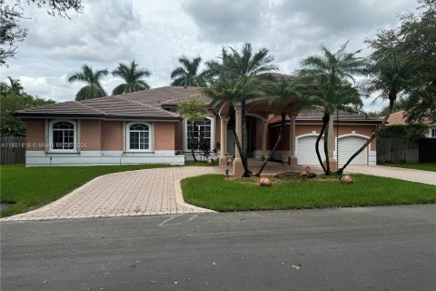 House in Miami, Florida 5 bedrooms, 343.27 sq.m. № 1351879 - photo 2