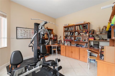 House in Miami, Florida 5 bedrooms, 343.27 sq.m. № 1351879 - photo 21