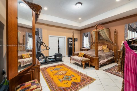 House in Miami, Florida 5 bedrooms, 343.27 sq.m. № 1351879 - photo 17