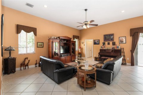 House in Miami, Florida 5 bedrooms, 343.27 sq.m. № 1351879 - photo 10