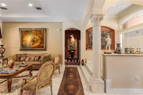 House in Miami, Florida 5 bedrooms, 343.27 sq.m. № 1351879 - photo 8