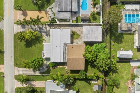 House in Vero Beach, Florida 4 bedrooms, 193.79 sq.m. № 882555 - photo 2