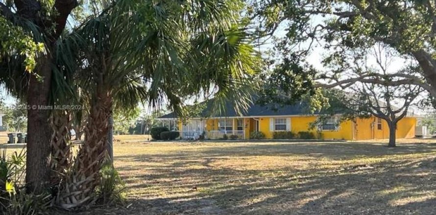 House in North Port, Florida 5 bedrooms, 338.44 sq.m. № 1408054