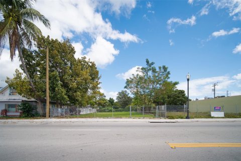 Propiedad comercial en venta en Miami, Florida № 822875 - foto 2