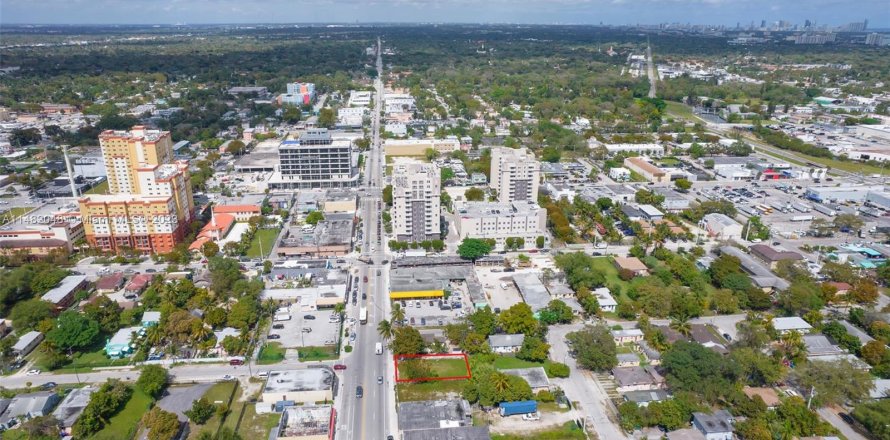 Commercial property in Miami, Florida № 822875