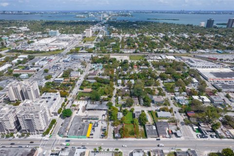 Propiedad comercial en venta en Miami, Florida № 822875 - foto 7