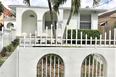 Propiedad comercial en venta en Miami, Florida, 216.37 m2 № 1270462 - foto 1