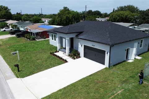 House in New Port Richey, Florida 3 bedrooms, 182.74 sq.m. № 1350113 - photo 3