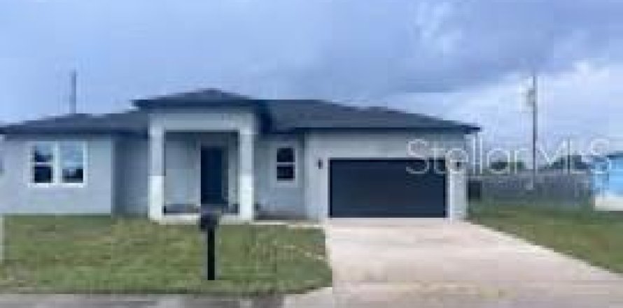 House in New Port Richey, Florida 3 bedrooms, 182.74 sq.m. № 1350113