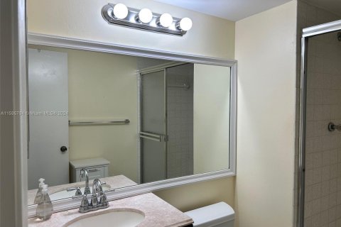 Condo in Pembroke Pines, Florida, 2 bedrooms  № 1188868 - photo 23