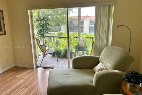 Condo in Pembroke Pines, Florida, 2 bedrooms  № 1188868 - photo 13