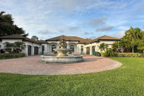 House in Naples, Florida 5 bedrooms, 598.48 sq.m. № 1016069 - photo 2